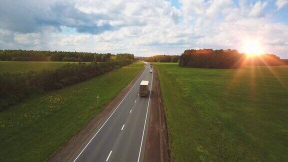 美丽的风景在高速公路上行驶卡车和几辆汽车在日落鸟瞰图