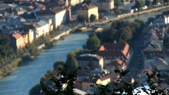 鸟瞰图的城市景观与河流通过