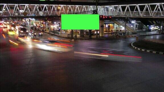 十字路口的交通时间间隔有空白的广告广告牌和绿幕