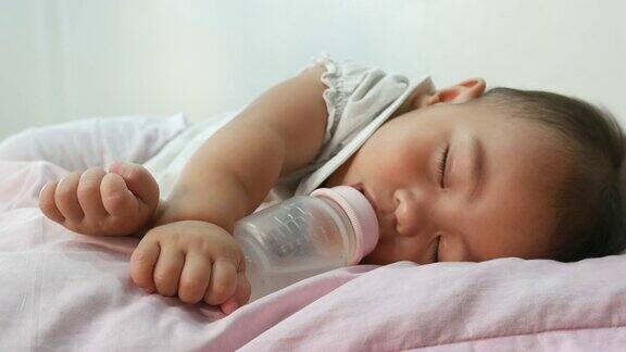 宝宝喝着奶瓶睡觉