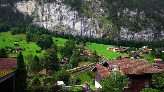 在少女谷Lauterbrunnen到KleineScheidegg的瑞士火车位于瑞士阿尔卑斯山的艾格尔山城