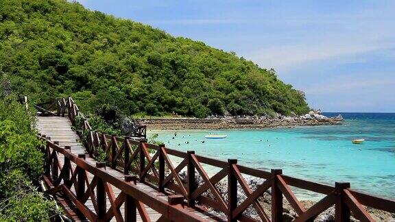天堂岛海滩旁边有木桥
