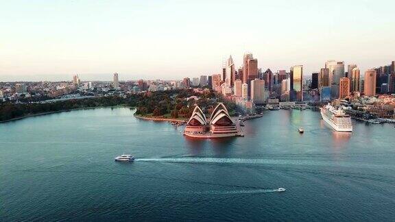 无人机拍摄的悉尼海港大桥日出时的画面