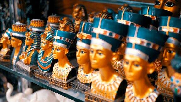 市场摊位上不同的埃及纪念品雕像