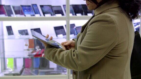 顾客在电子商店测试新的数字平板电脑
