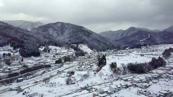 鸟瞰图的雪在冬天在山内在长野日本