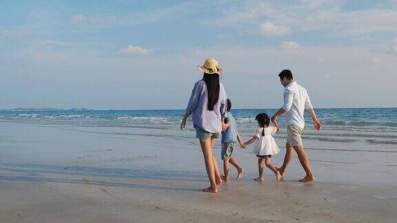 亚洲家庭愉快的散步放松和休息在海滩夏季一起度假家庭、旅游、暑期度假4k决议