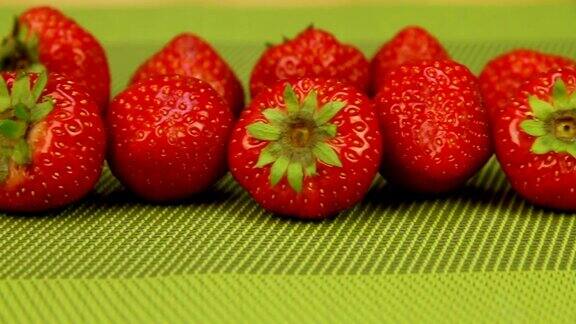 绿色背景上的草莓