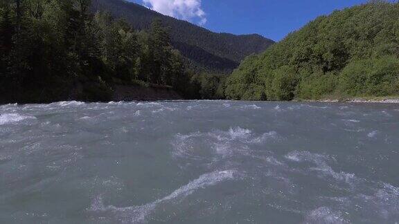 水边的全景图山区河流特写俄罗斯风景Arkhyz