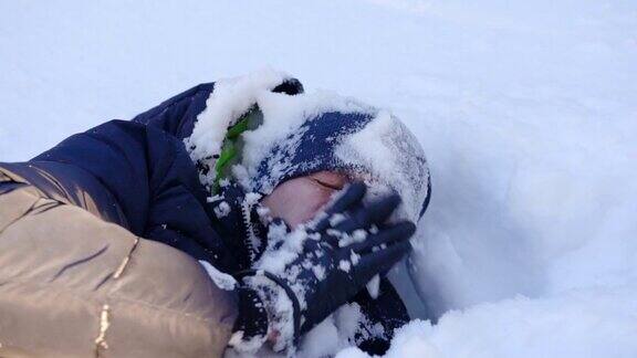 一个年轻人躺在雪地里笑着的肖像