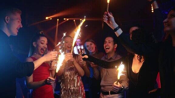 大喜的一群朋友敬酒香槟闪烁的灯光庆祝节日在夜总会派对