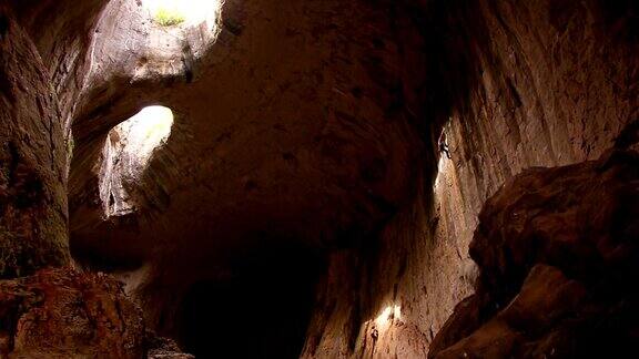 保加利亚洞穴的天花板上有两个眼睛一样的洞