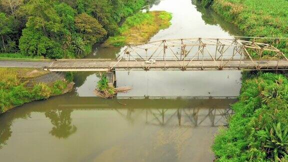 汽车穿过河上的桥