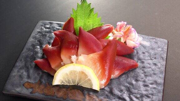 日本美食拍海蚌生鱼片晚餐餐桌上的一餐