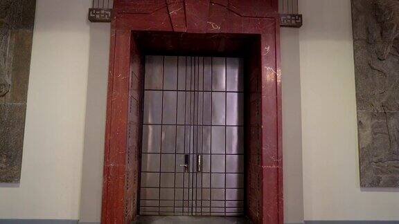 大楼里电梯的大金属门