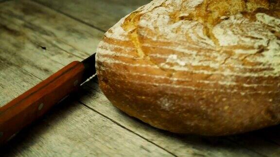 桌上有新鲜的面包有选择性的重点大自然