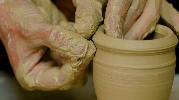 专业男陶工在车间制作陶瓷