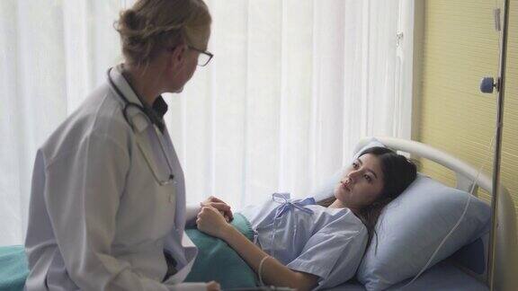 女病人在病房接受医生的医疗咨询