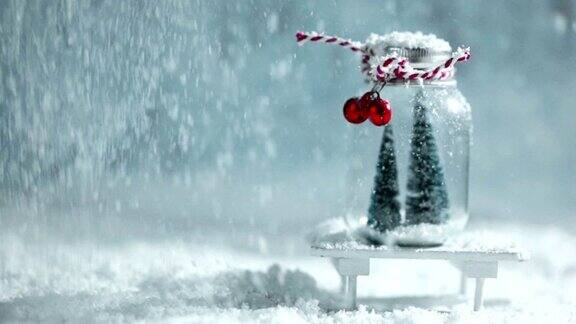 圣诞装饰品和飘落的雪花