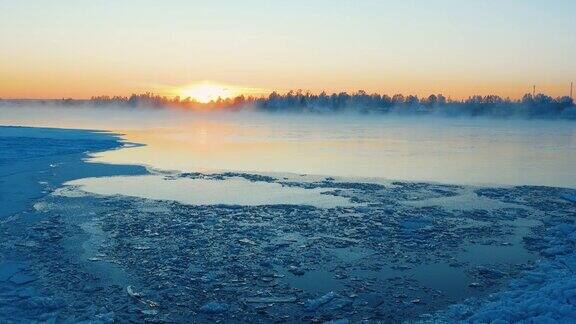 太阳低垂在冰冷的北方河流上