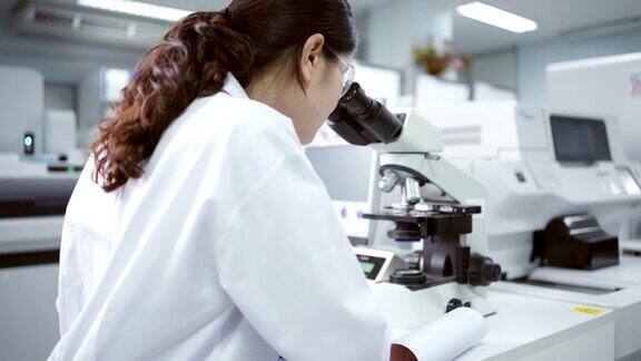 实验室技术员亚洲医疗技术员在私人实验室工作