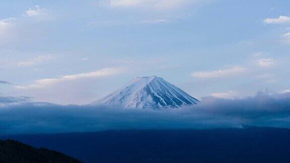 富士山山顶的时间流逝浮云飘过