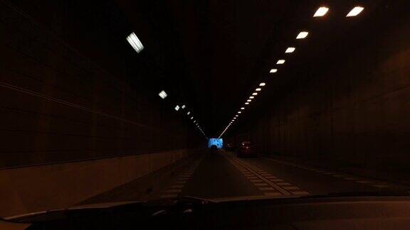 在泰国曼谷的隧道里开车