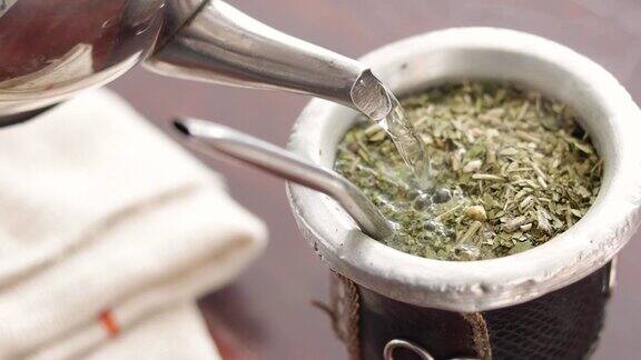 马黛茶是一种典型的阿根廷和乌拉圭热饮用耶尔巴茶和热水调制而成