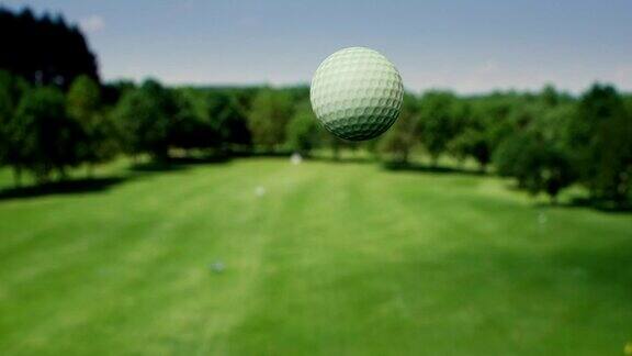 高尔夫球在空气中的慢动作