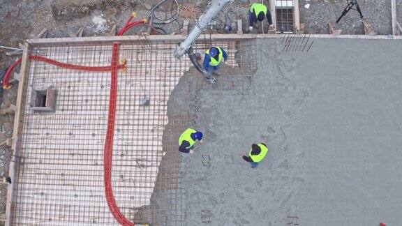 高空建筑工人正在为基础浇筑混凝土