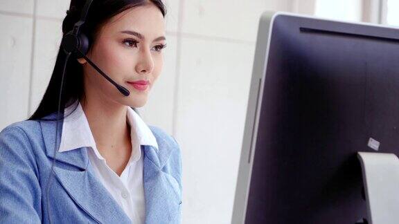 客户支持座席或呼叫中心与客户进行耳机通话