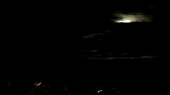 晚上满月在云间消失