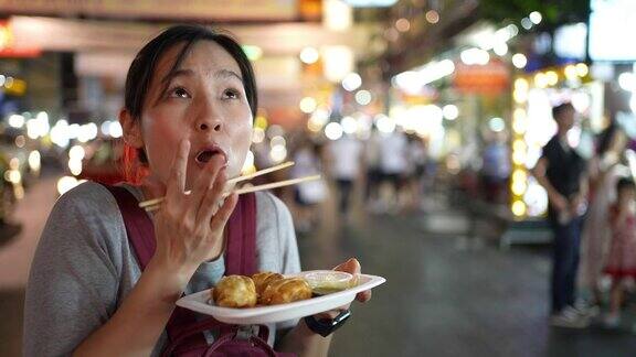 亚洲妇女喜欢街头小吃