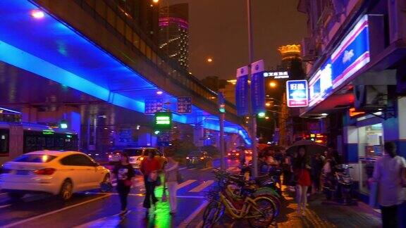 夜光照亮了上海市著名的交通路口全景4k中国