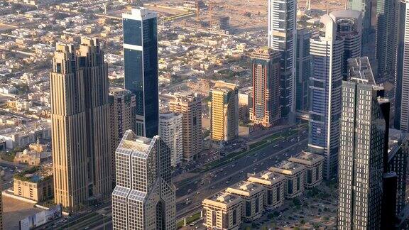 宽阔的道路之间的高楼迪拜城市从顶部看