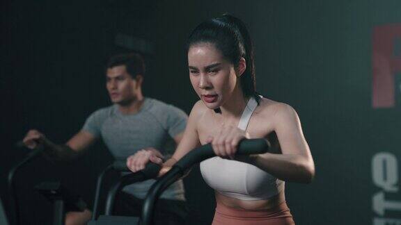 两个亚洲人在健身器材上锻炼