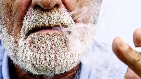老人吸烟的特写镜头