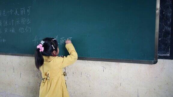 孩子在黑板上写中文