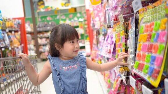 小女孩在超市购物慢镜头