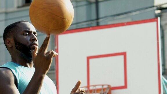 初学篮球的运动员用手指旋转球在比赛前耍花招