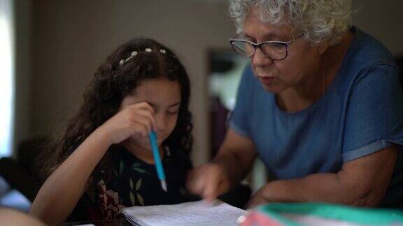 奶奶在孙女在家学习的时候帮她做作业