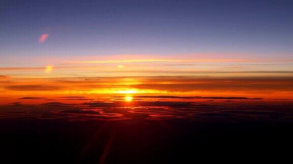 飞行中云层上方的日落为4K