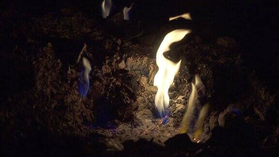土耳其奇迈拉火山上不断燃烧的火焰也被称为Yanarta?(燃烧的石头)