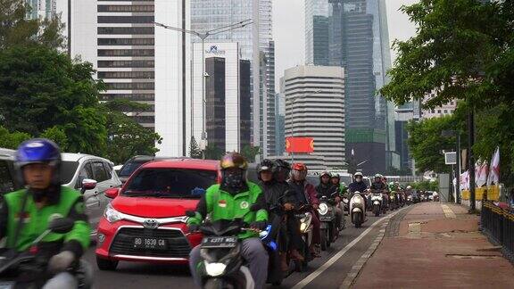 白天雅加达市区交通街道人行道慢镜头全景4k印尼