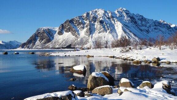 冬天的北方山脉和积雪的海岸在明媚的阳光明媚的一天