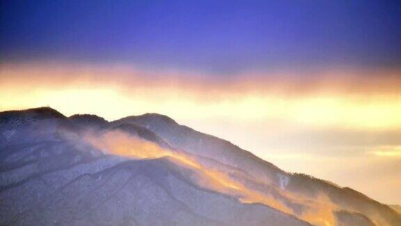 山脊和天空上的橙色雾
