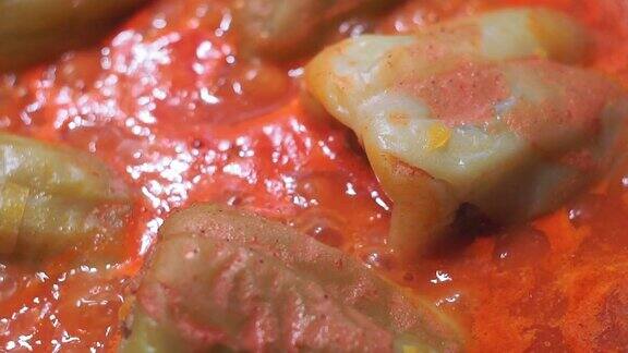 辣椒塞在炖锅里番茄酱特写烹饪蔬菜炖