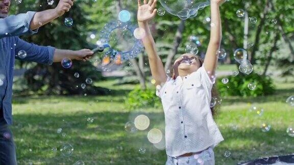 孩子们在泡泡艺术家表演在公园里玩得很开心