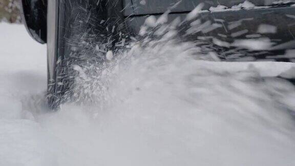 汽车陷在雪里了下雪后雪从旋转的车轮上飞起