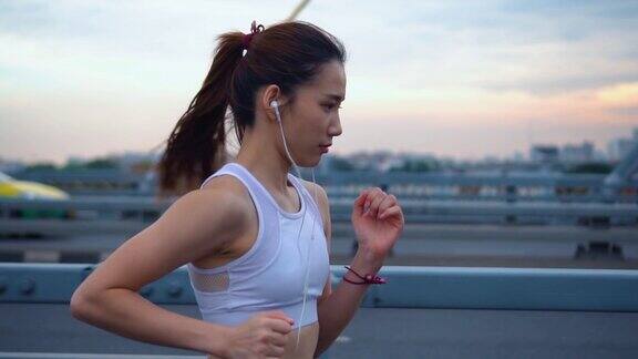 年轻女子慢跑过桥的慢镜头